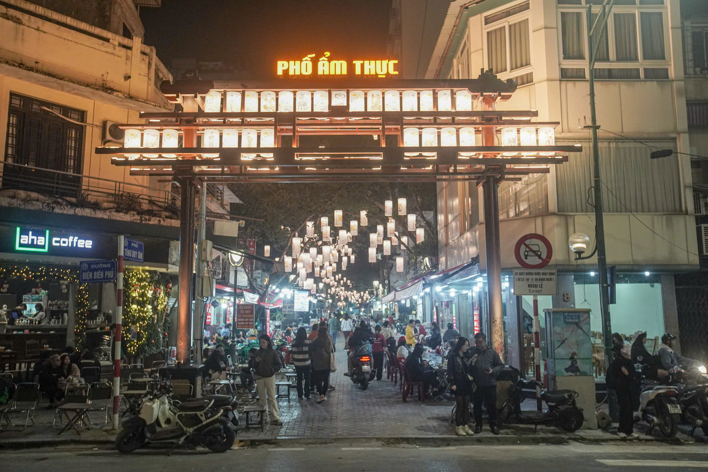 Hình ảnh cổng chào phía phố Điện Biên Phủ được tham khảo từ hình ảnh của cổng thành Đại Hưng của Hoàng Thành Thăng Long xưa, đây là khu vực khởi nguồn của tuyến phố Tống Duy Tân.