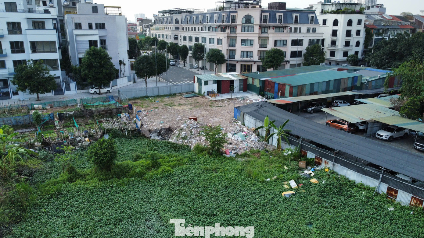 Ghi nhận của PV Tiền Phong cho thấy, xung quanh hồ có nhiều diện tích bị đổ trạc thải xây dựng lấn xuống lòng hồ. Nhiều điểm đã trở thành bãi trông giữ phương tiện.