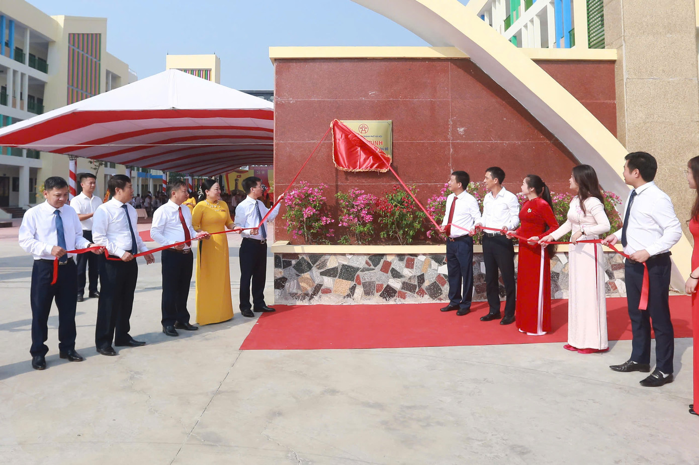 Đại biểu chụp ảnh lưu niệm tại trường THCS Mai Đình - Tiên Dược. Đại biểu chụp ảnh lưu niệm tại trường THCS Mai Đình - Tiên Dược.