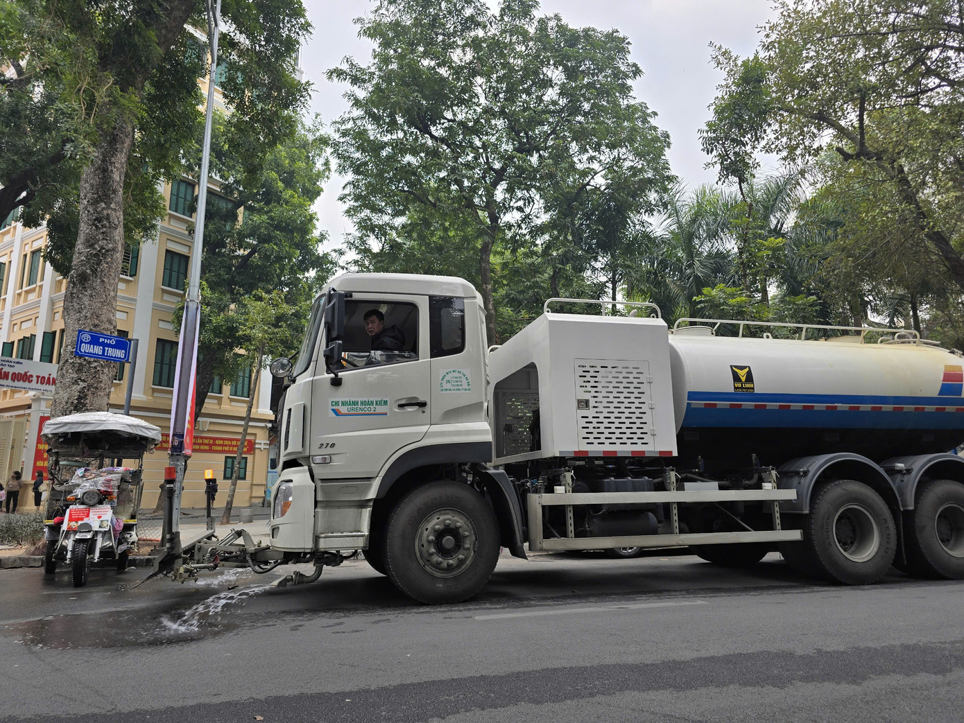 Xe rửa đường trên địa bàn quận Hoàn Kiếm