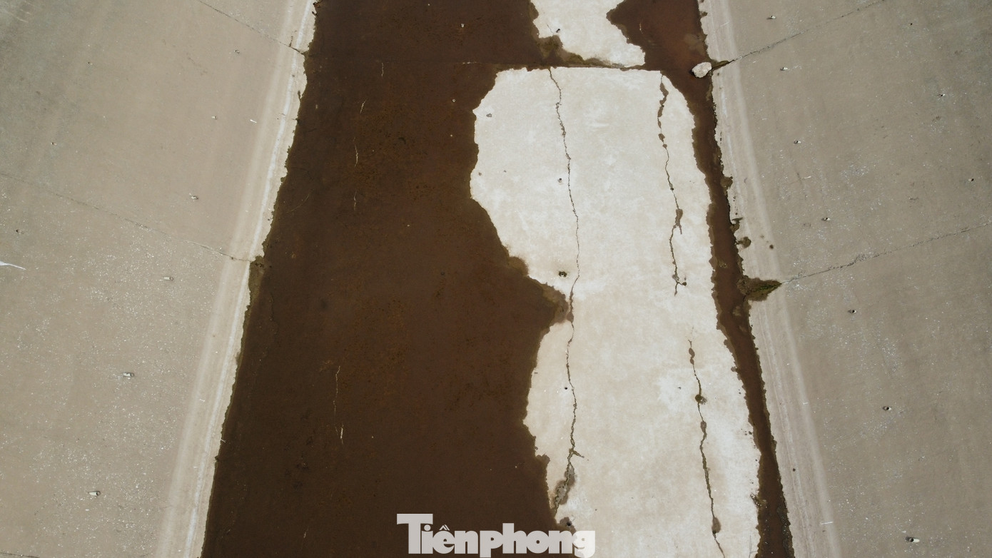 Tuy nhiên nhiều điểm bê tông vẫn bị nứt khu vực dẫn nước