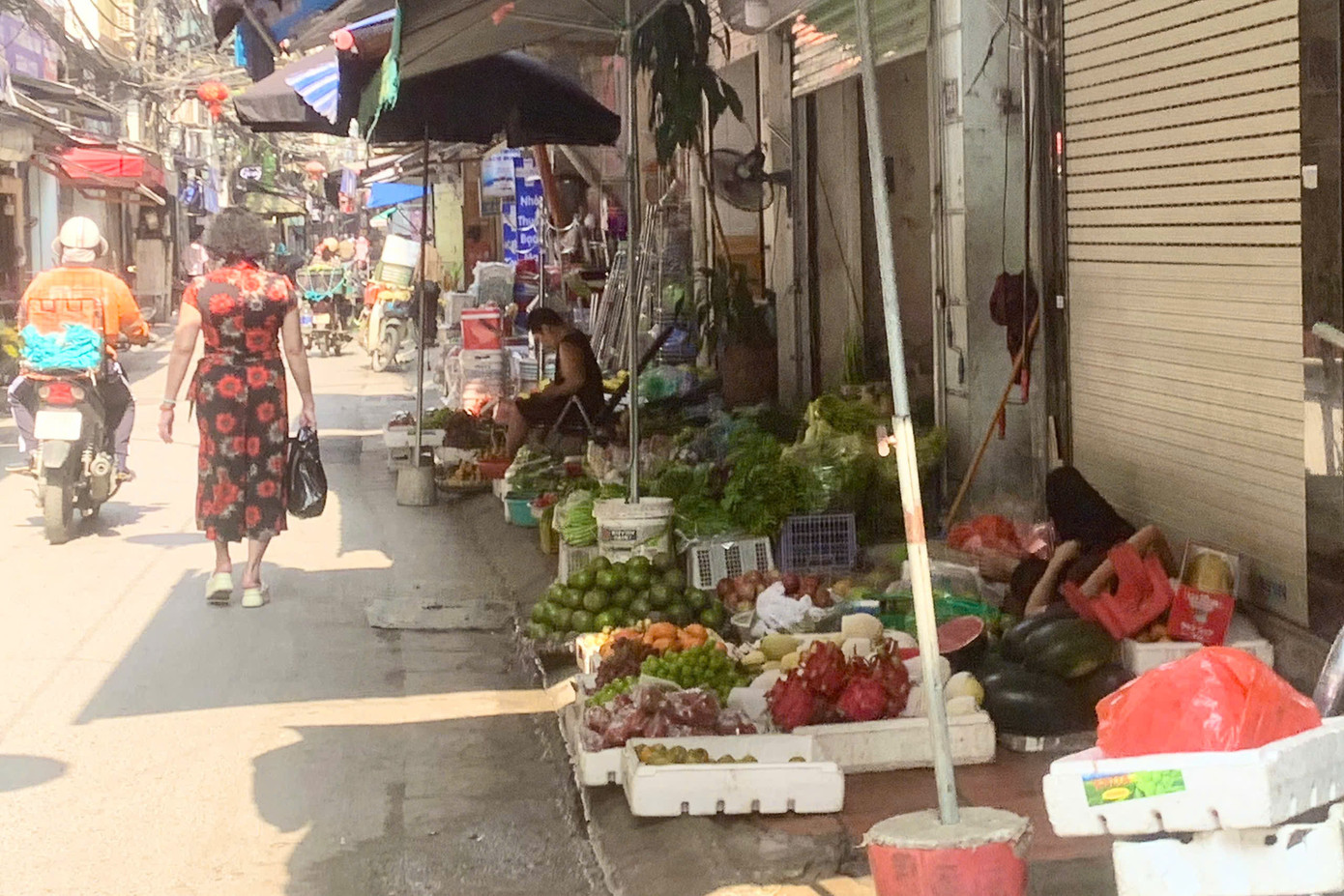 Hiện chợ truyền thống Khâm Thiên chủ yếu buôn bán bên vỉa hè quanh chợ.