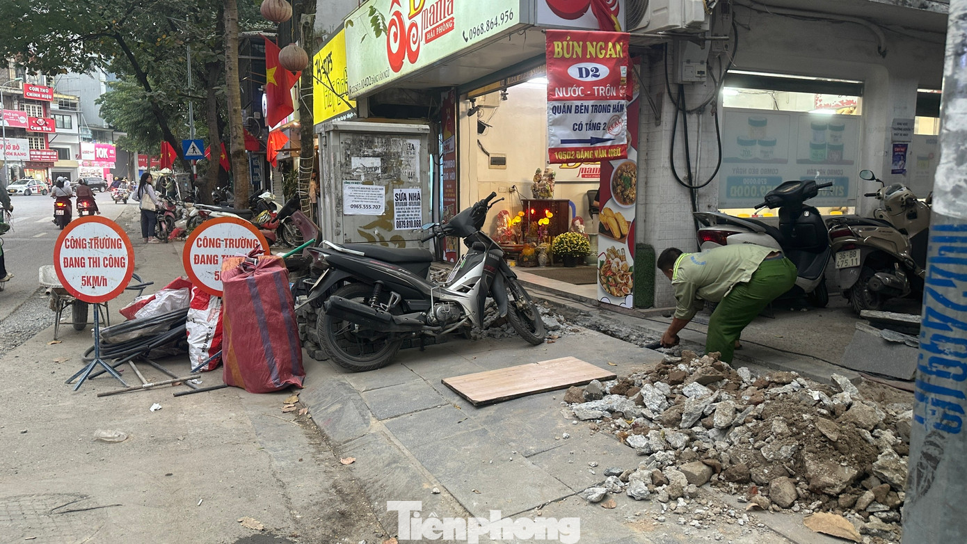 Trên phố Đặng Văn Ngữ (quận Đống Đa), phóng viên cũng ghi nhận tình trạng phá vỉa hè để đào rãnh đặt cáp ngầm. Đáng chú ý, phố Đặng Văn Ngữ mới được chỉnh trang, lát vỉa hè vào năm 2022 với kinh phí 6 tỷ đồng. Trên phố Đặng Văn Ngữ (quận Đống Đa), phóng viên cũng ghi nhận tình trạng phá vỉa hè để đào rãnh đặt cáp ngầm. Đáng chú ý, phố Đặng Văn Ngữ mới được chỉnh trang, lát vỉa hè vào năm 2022 với kinh phí 6 tỷ đồng.