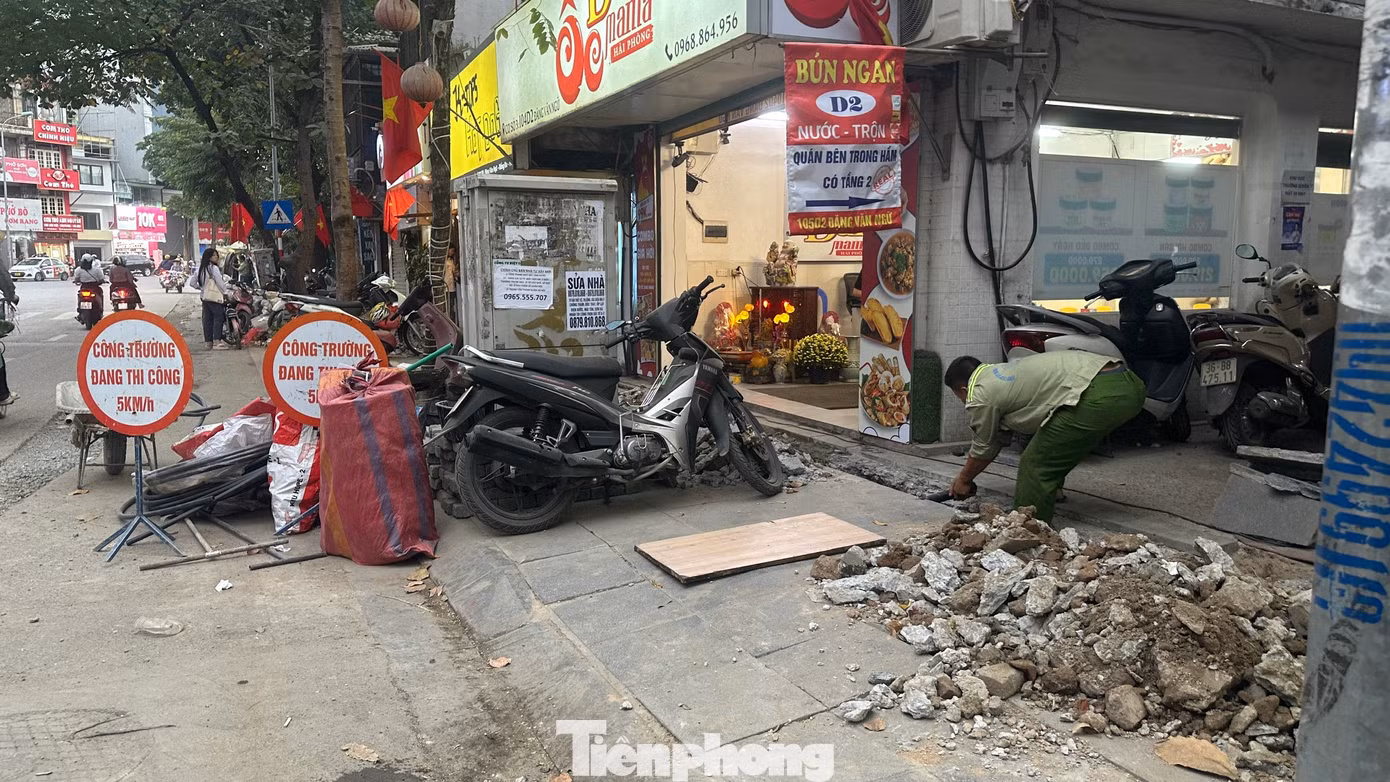 Trên phố Đặng Văn Ngữ (quận Đống Đa), phóng viên cũng ghi nhận tình trạng phá vỉa hè để đào rãnh đặt cáp ngầm. Đáng chú ý, phố Đặng Văn Ngữ mới được chỉnh trang, lát vỉa hè vào năm 2022 với kinh phí 6 tỷ đồng.