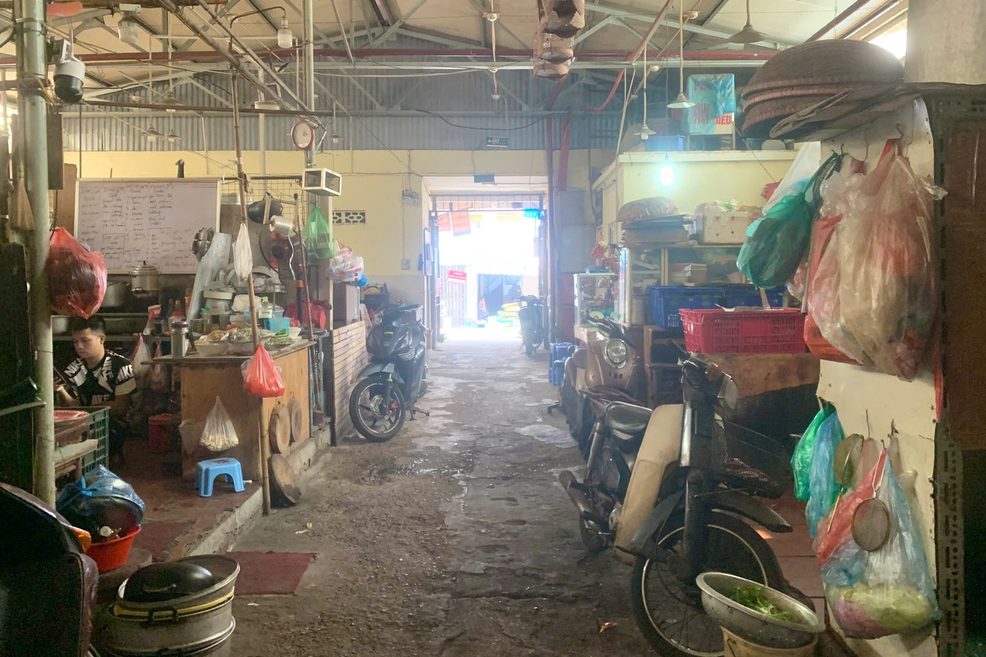 Chợ Khâm Thiên cũ được xây dựng từ năm 1986, phục vụ nhu cầu dân sinh của nhân dân phường Khâm Thiên, Trung Phụng, Văn Chương và các vùng lân cận đến mua sắm hàng hóa với 69 hộ kinh doanh.