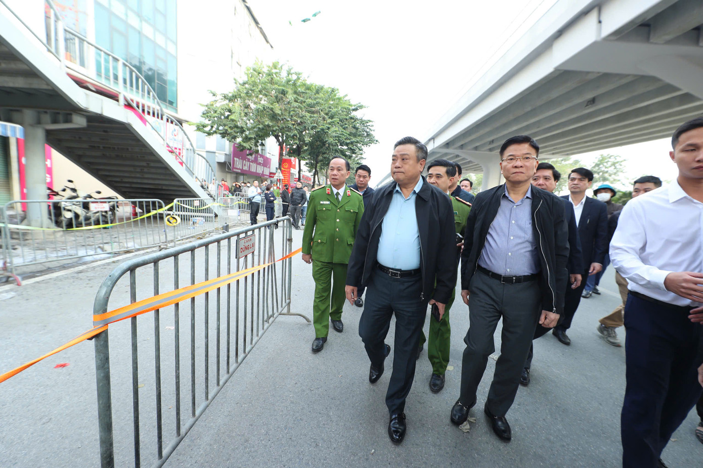 Phó Thủ tướng Chính phủ Lê Thành Long và Chủ tịch UBND TP. Hà Nội Trần Sỹ Thanh yêu cầu các đơn vị liên quan tập trung khắc phục hậu quả, khẩn trương điều tra, làm rõ nguyên nhân vụ cháy.