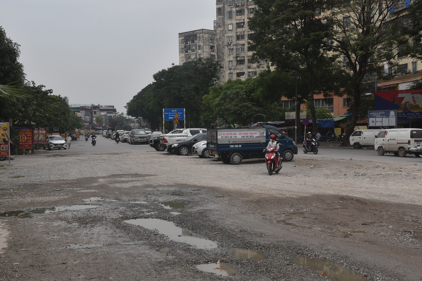 Tuyến đường này dài hơn 2 km nhưng nhiều đoạn vá víu, "ổ trâu, ổ gà" xuất hiện khiến phương tiện lưu thông gặp cản trở.