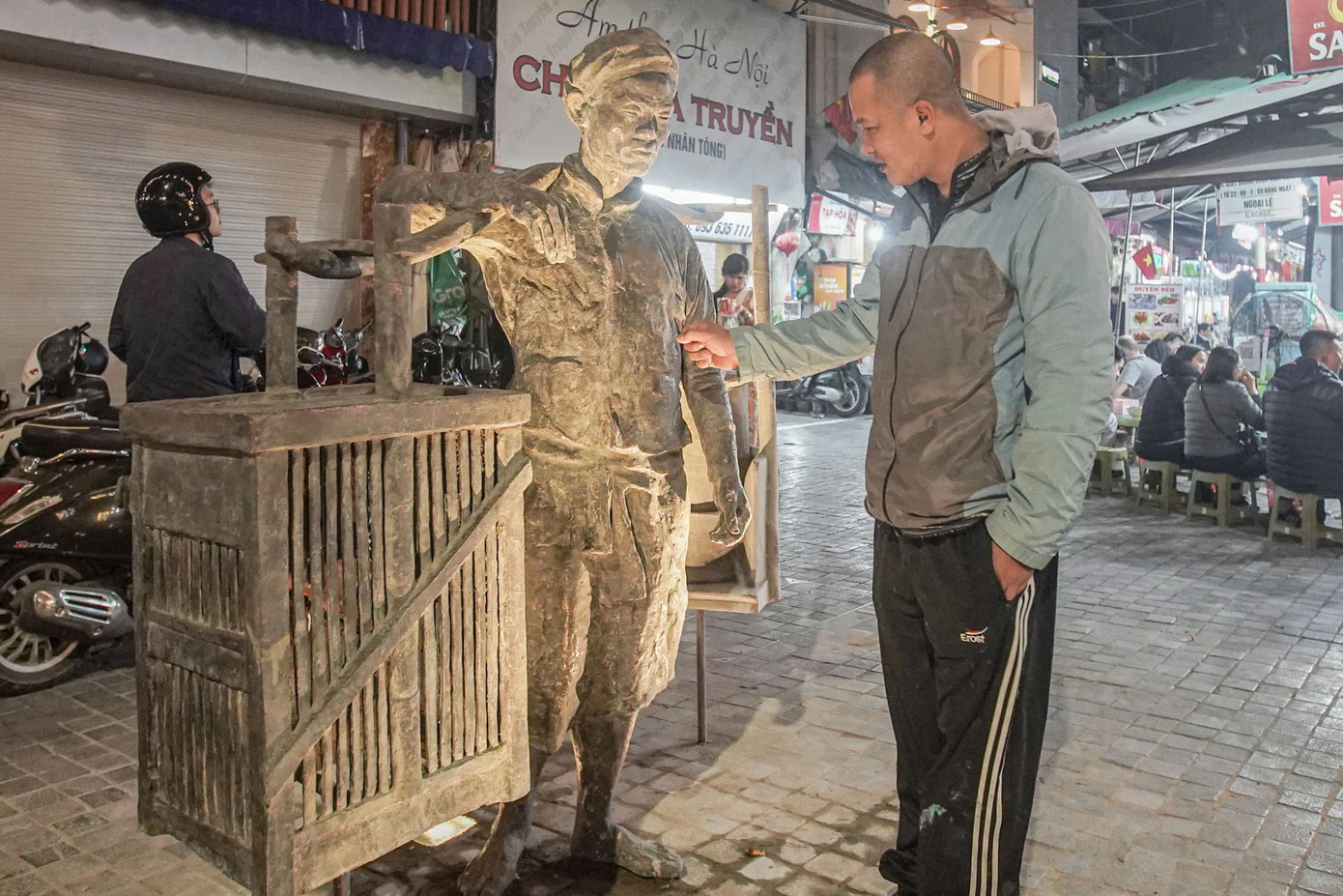 Từ năm 2000, thành phố đã phê duyệt dự án đầu tư cải tạo nâng cấp hạ tầng kỹ thuật để hình thành phố văn hóa ẩm thực tại phố Tống Duy Tân - ngõ Hàng Bông (ngõ Cấm Chỉ cũ). Phố Tống Duy Tân có chiều dài 200m rộng khoảng 8m (sau khi nâng cấp cơ sở hạ tầng tuyến phố không còn vỉa hè); ngõ Hàng Bông dài khoảng 100m rộng khoảng 4m và không còn vỉa hè.