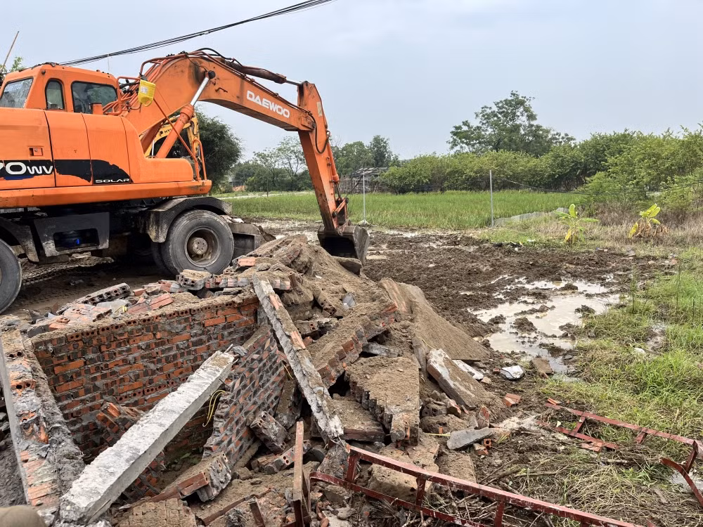 Lực lượng của huyện Vĩnh Tường xử lý cưỡng chế công trình vi phạm Luật Đất đai. Ảnh: Lê Sơn