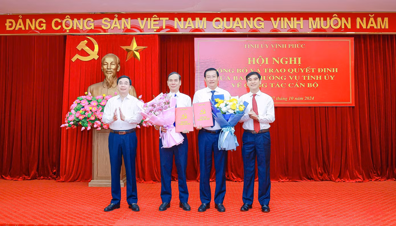 Bí thư Tỉnh ủy Dương Văn An và Phó Bí thư Thường trực Tỉnh ủy Bùi Huy Vĩnh trao Quyết định, tặng hoa chúc mừng Trưởng Ban Tuyên giáo Tỉnh ủy Nguyễn Tuấn Khanh và Trưởng Ban Dân vận Tỉnh ủy Trần Thanh Hải. Ảnh: Trà Hương
