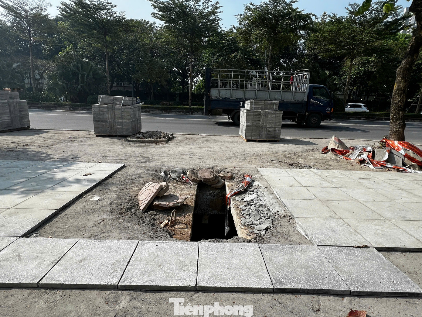 Đáng chú ý, nhiều vị trí thi công lát hè rất ẩu, để lại các "hố tử thần" gây nguy hiểm cho người đi bộ Đáng chú ý, nhiều vị trí thi công lát hè rất ẩu, để lại các "hố tử thần" gây nguy hiểm cho người đi bộ