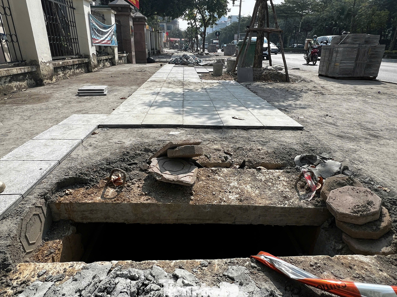 Đoạn vỉa hè lát dang dở trên phố Lê Trọng Tấn (quận Hà Đông), ngay trước cổng trụ sở UBND phường La Khê. Hố ga mất nắp "giăng bẫy" người đi đường, không hề có biển cảnh báo nguy hiểm. Đoạn vỉa hè lát dang dở trên phố Lê Trọng Tấn (quận Hà Đông), ngay trước cổng trụ sở UBND phường La Khê. Hố ga mất nắp "giăng bẫy" người đi đường, không hề có biển cảnh báo nguy hiểm.