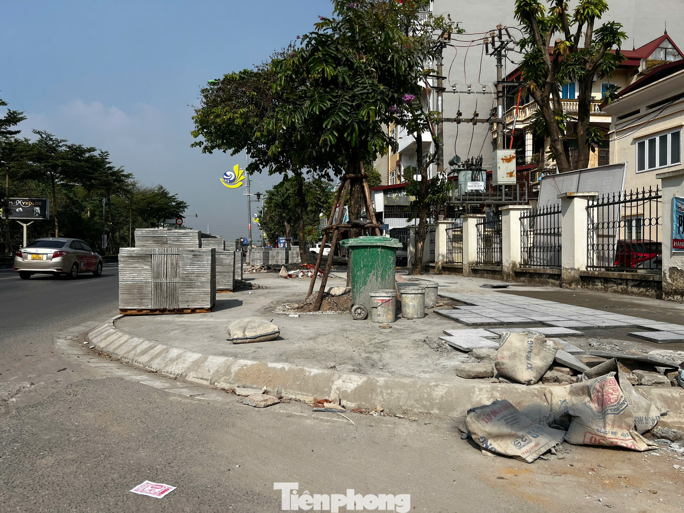 Ghi nhận của PV Tiền Phong cho thấy, cuối năm việc đào đường, lát vỉa hè tại các quận trên địa bàn Hà Nội lại tiếp tục diễn ra nhộn nhịp, khiến không khí cả thành phố càng thêm ô nhiễm. Ghi nhận của PV Tiền Phong cho thấy, cuối năm việc đào đường, lát vỉa hè tại các quận trên địa bàn Hà Nội lại tiếp tục diễn ra nhộn nhịp, khiến không khí cả thành phố càng thêm ô nhiễm.