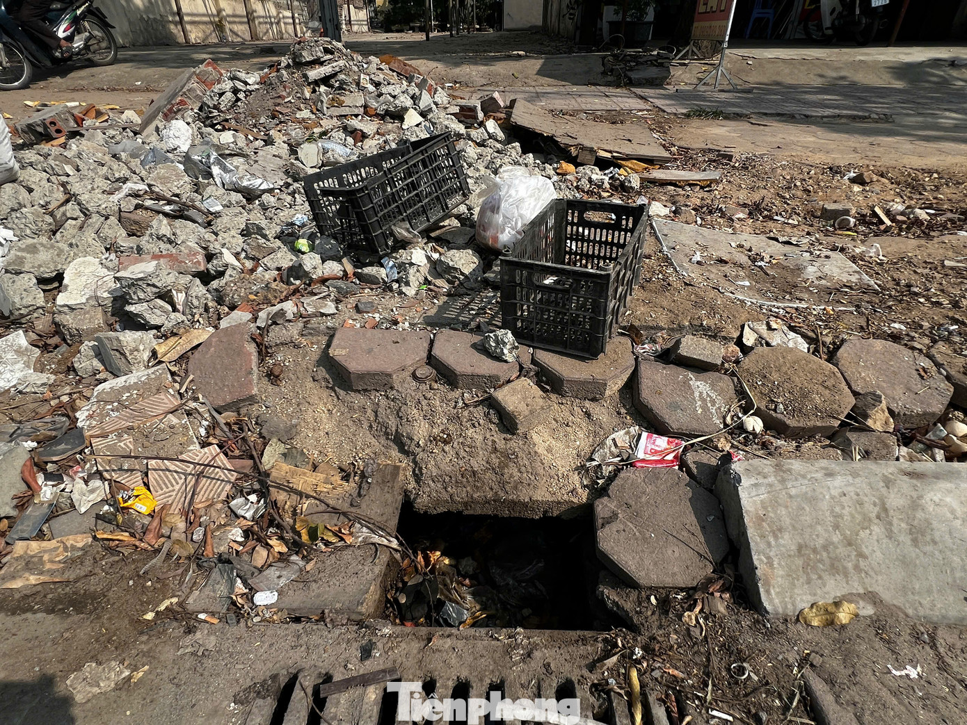 Đại diện Sở Xây dựng cho biết, Sở thường xuyên kiểm tra định kỳ và đột xuất hoạt động cải tạo, chỉnh trang vỉa hè tại các quận, huyện. Đại diện Sở Xây dựng cho biết, Sở thường xuyên kiểm tra định kỳ và đột xuất hoạt động cải tạo, chỉnh trang vỉa hè tại các quận, huyện.