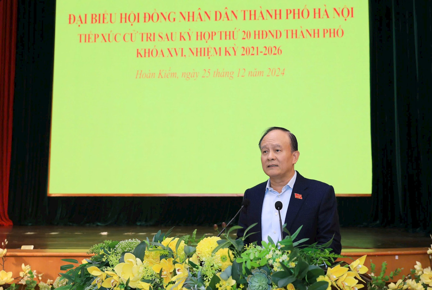 Chủ tịch HĐND thành phố Nguyễn Ngọc Tuấn trả lời kiến nghị cử tri. Ảnh: Lê Hải