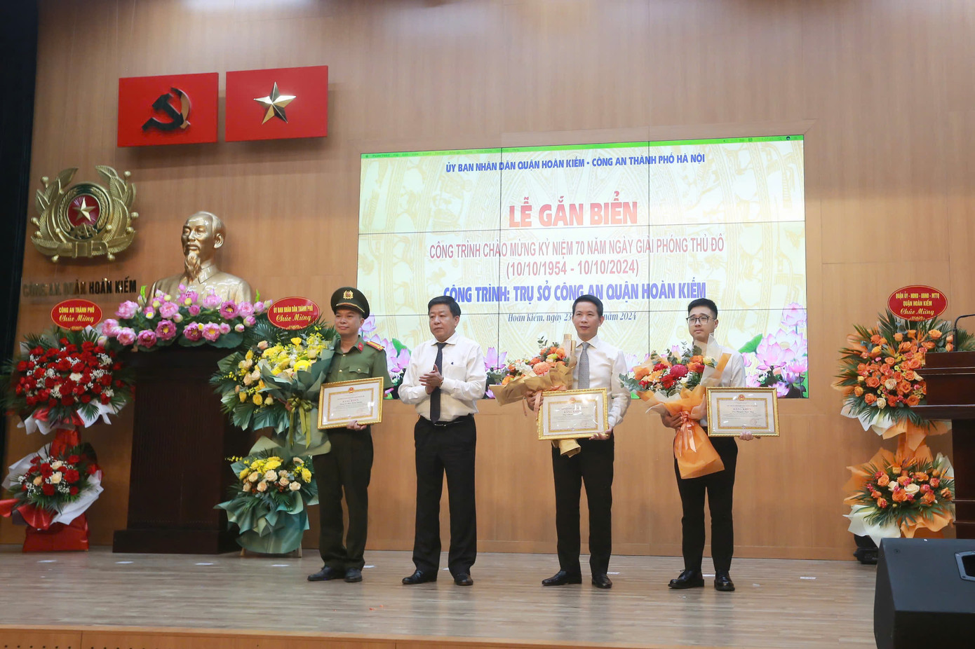 Phó Chủ tịch UBND thành phố Hà Nội Dương Đức Tuấn trao Bằng khen cho các cá nhân có thành tích xuất sắc trong việc thực hiện dự án. Phó Chủ tịch UBND thành phố Hà Nội Dương Đức Tuấn trao Bằng khen cho các cá nhân có thành tích xuất sắc trong việc thực hiện dự án.