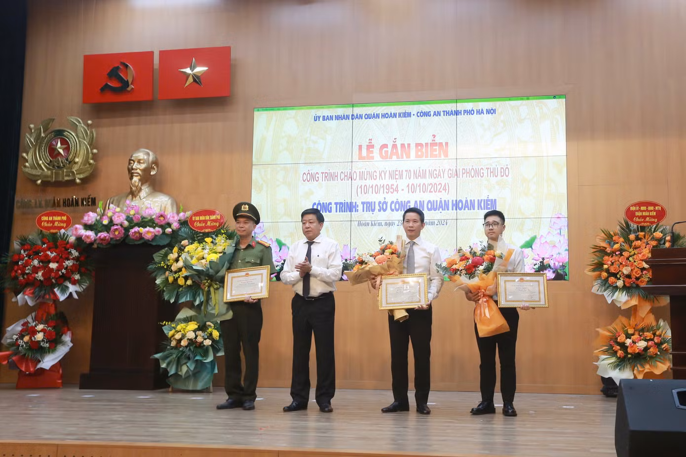 Phó Chủ tịch UBND thành phố Hà Nội Dương Đức Tuấn trao Bằng khen cho các cá nhân có thành tích xuất sắc trong việc thực hiện dự án.