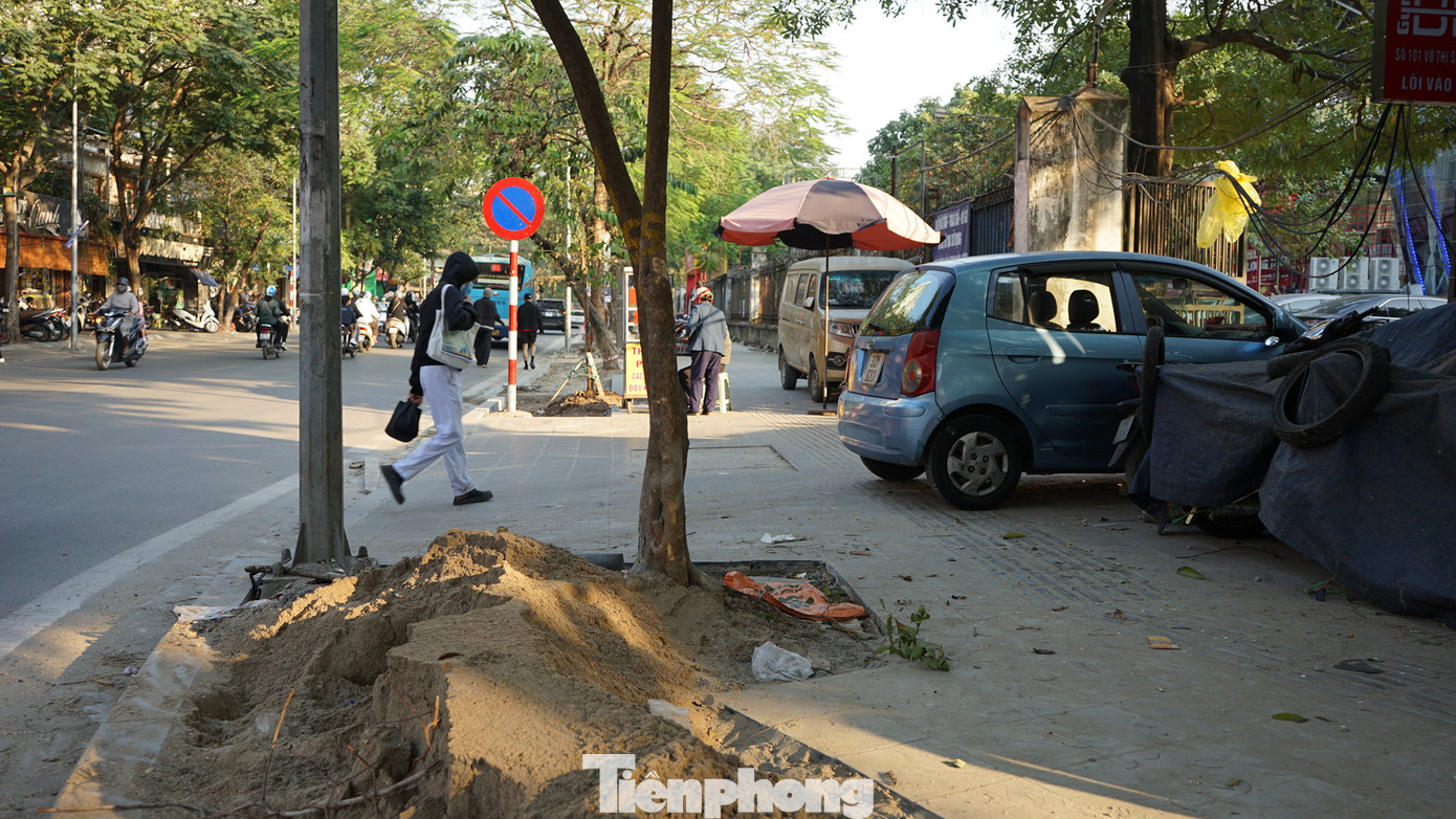 Cạnh đó, trên phố Thanh Nhàn, một dự án cải tạo vỉa hè cũng đang được triển khai. Các bó vỉa chưa hoàn thiện, thậm chí vữa còn chưa kịp khô đã phải "gánh" hàng loạt xe ô tô.