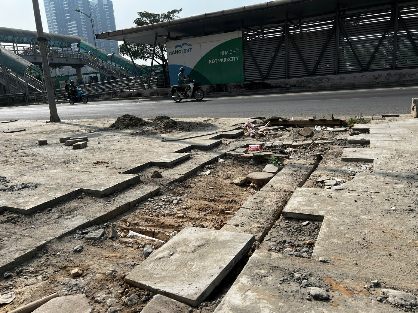 Cùng dọc trục đường Lê Trọng Tấn, nhiều đoạn vỉa hè bị đào xới ngang đường, gây khó khăn cho người dân khi đi qua Cùng dọc trục đường Lê Trọng Tấn, nhiều đoạn vỉa hè bị đào xới ngang đường, gây khó khăn cho người dân khi đi qua