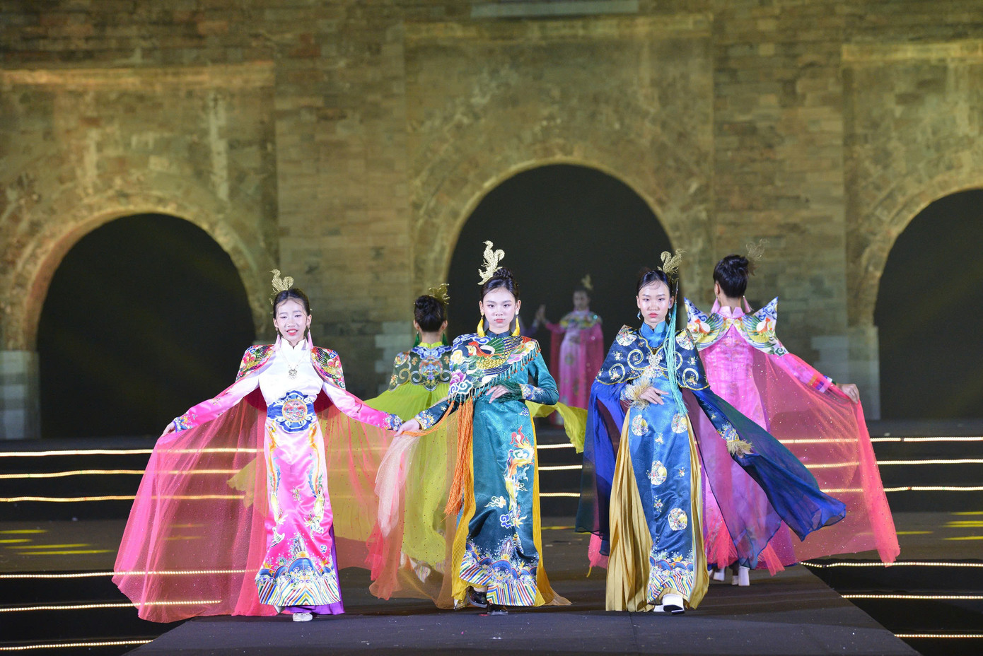 Đơn cử như Thử thách “check-in Ha Noi” với áo dài đã nhận gần 3.700 tác phẩm dự thi của 1.422 tác giả, trong đó có 530 tác phẩm đạt chất lượng cao.