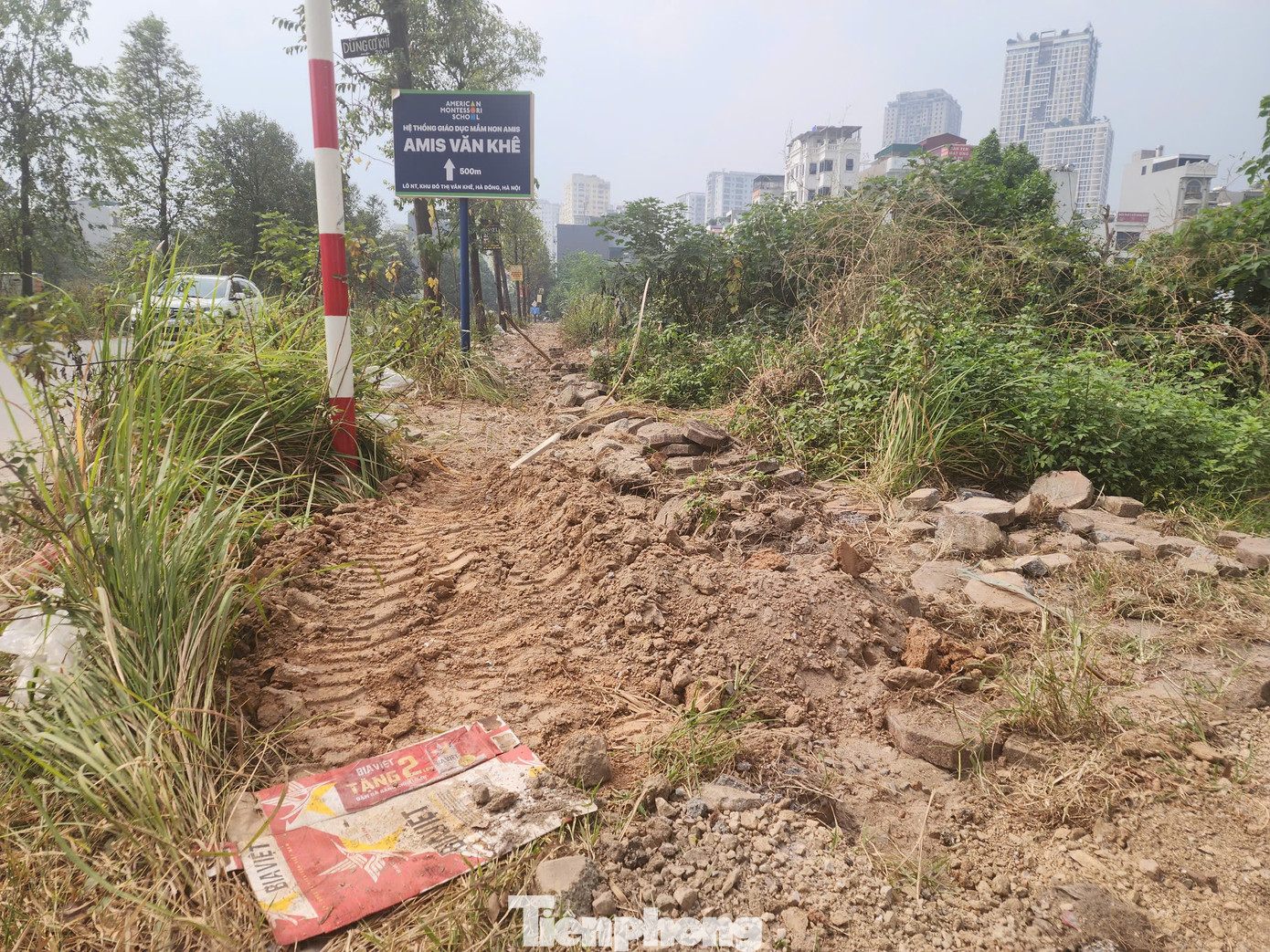 Có những đoạn không còn nhận ra vỉa hè Có những đoạn không còn nhận ra vỉa hè