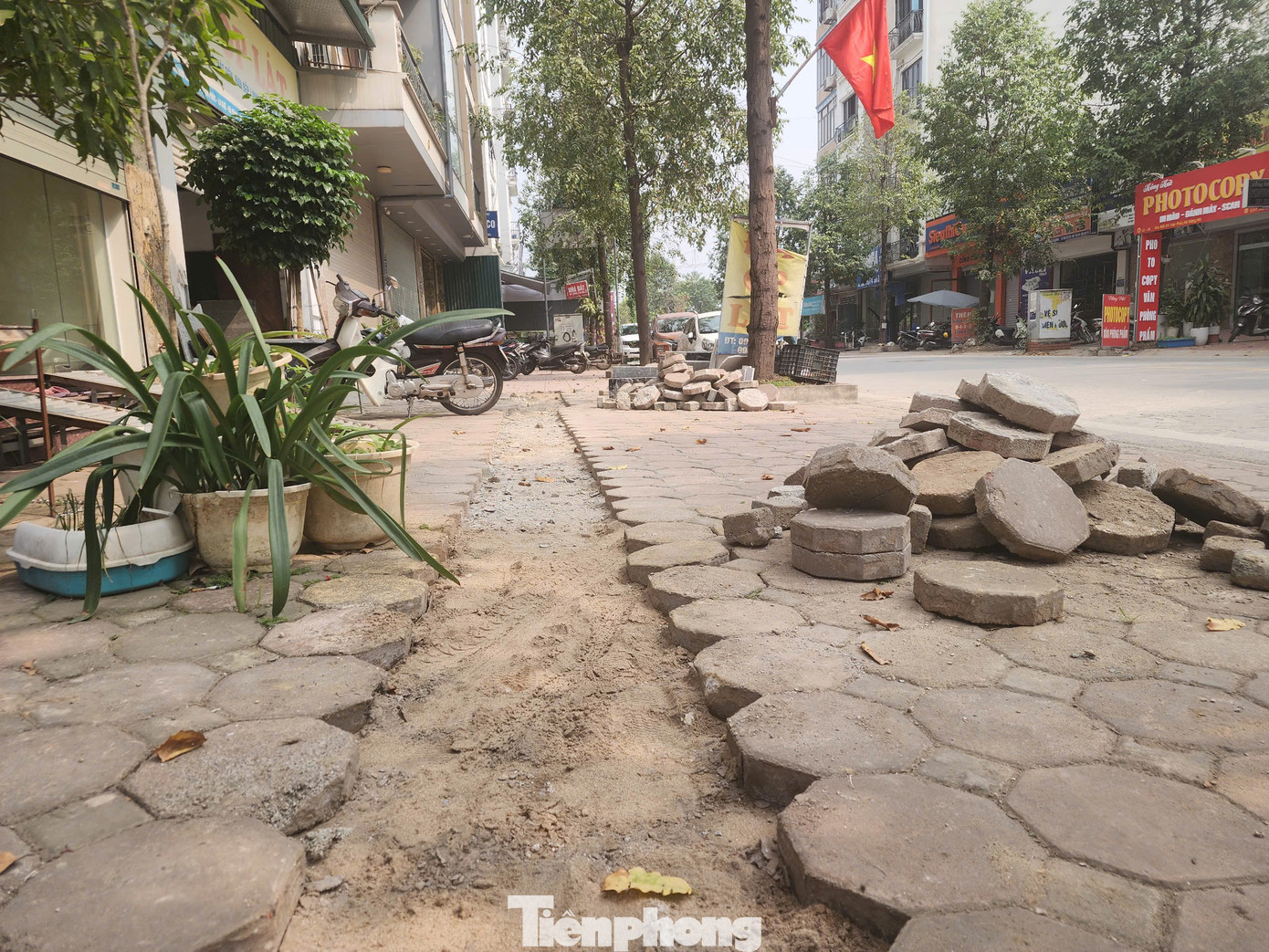 Cũng trên địa bàn quận Hà Đông, vỉa hè trên đường Nông Quốc Chấn nham nhở vì bị xẻ rãnh. Cũng trên địa bàn quận Hà Đông, vỉa hè trên đường Nông Quốc Chấn nham nhở vì bị xẻ rãnh.