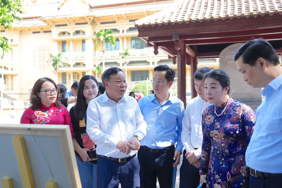 Phó Bí thư Thường trực Thành ủy Hà Nội Nguyễn Văn phong tham quan tại Bảo tàng Lịch sử quốc gia Việt Nam. Ảnh: Lại Tấn Phó Bí thư Thường trực Thành ủy Hà Nội Nguyễn Văn phong tham quan tại Bảo tàng Lịch sử quốc gia Việt Nam. Ảnh: Lại Tấn