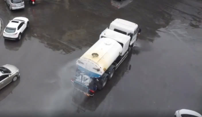 Xe phun sương được thử nghiệm trên đường phố một số quận nội đô