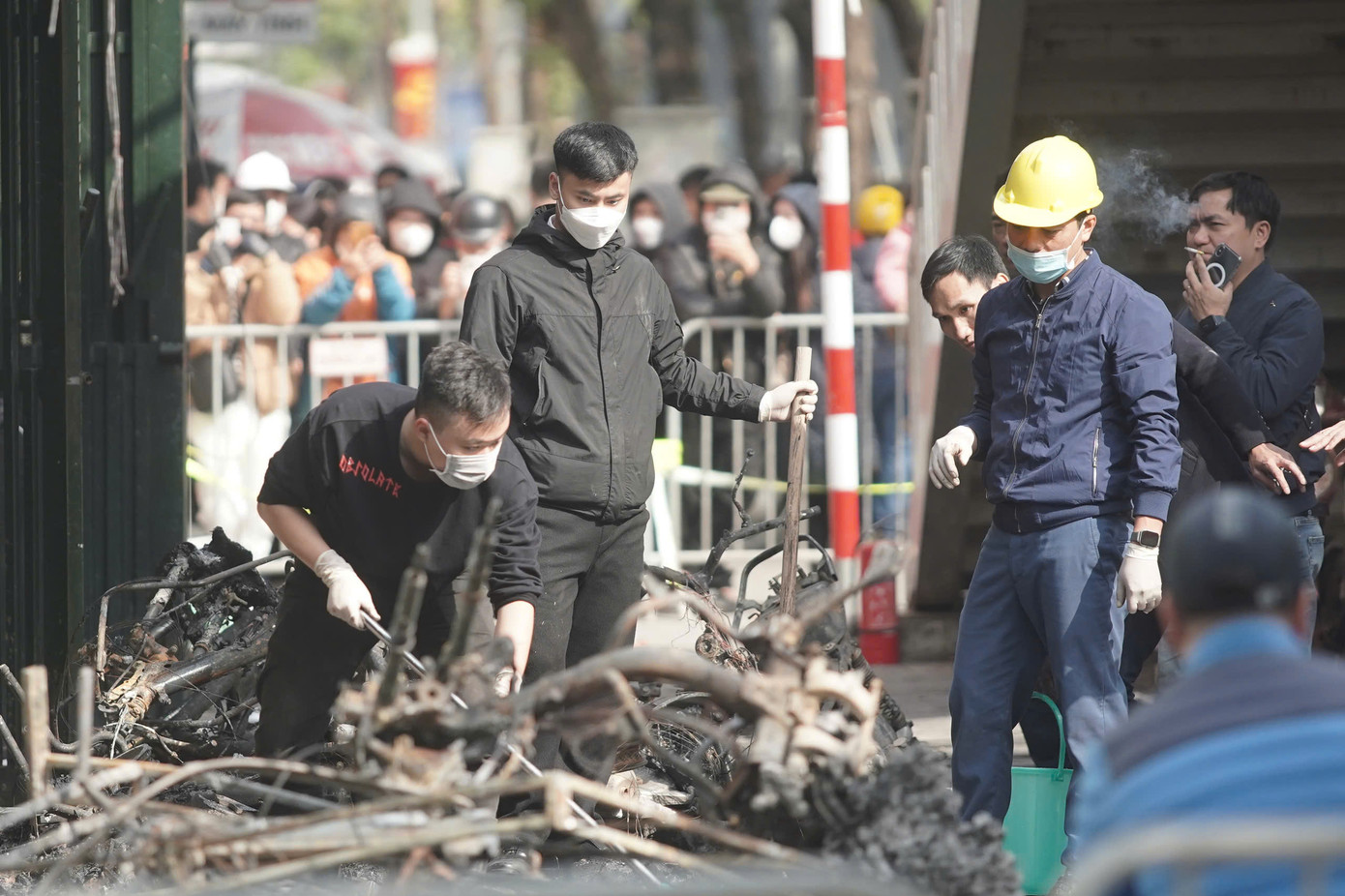 Do ảnh hưởng từ vụ cháy, ngôi nhà liền kề bên trái cũng bị ảnh hưởng. Các cảnh sát, kiểm sát viên cũng như các giám định viên đang thực hiện nhiệm vụ bên trong