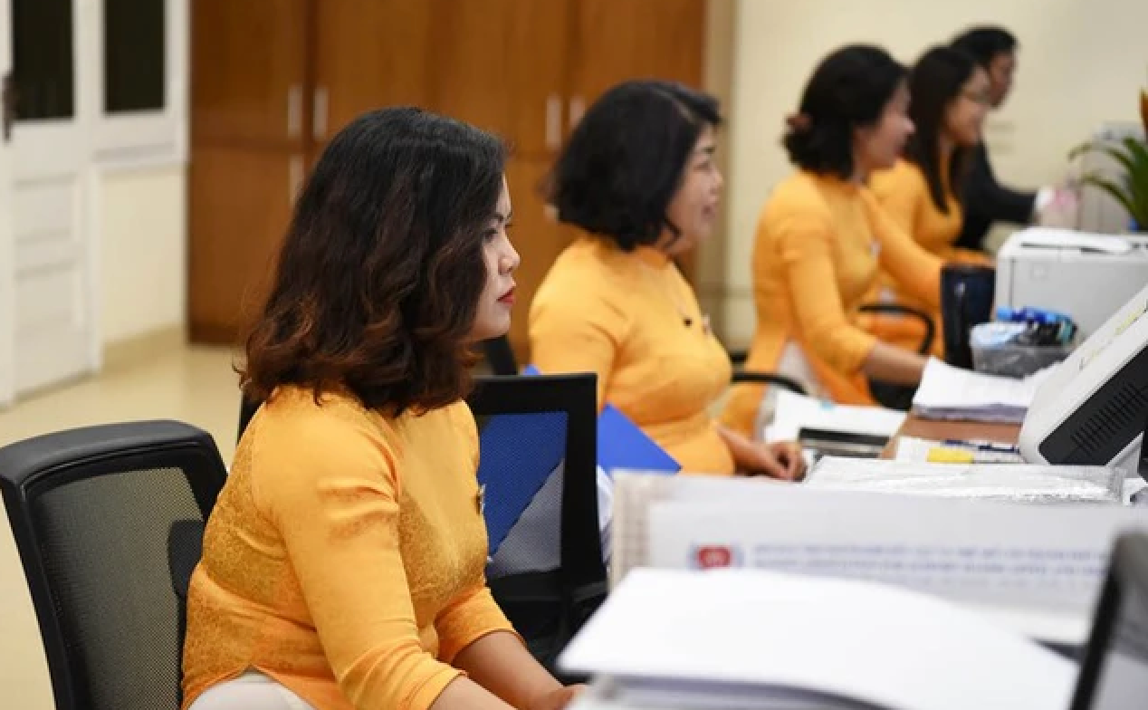 Cán bộ bộ phận "một cửa" tại quận Ba Đình.