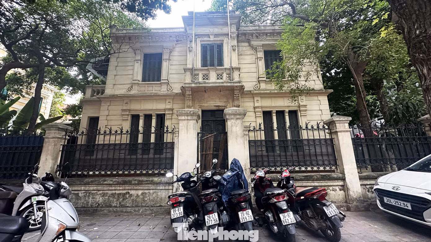 Biệt thự số 5 Lê Phụng Hiểu được xếp loại biệt thự nhóm 1, có diện tích nhà, đất là 1.250 m2 cũng trong tình trạng tương tự.