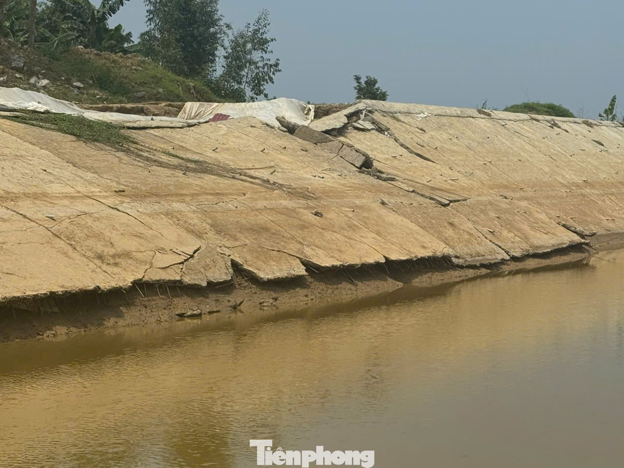 Đồng thời yêu cầu chủ đầu tư rà soát về hồ sơ pháp lý, hồ sơ quản lý chất lượng, quá trình tổ chức thi công dự án: Từ khâu khảo sát địa hình, địa chất, lập dự án, lập thiết kế bản vẽ thi công; công tác quản lý chất lượng thi công của nhà thầu thi công, quy trình thi công, biện pháp thi công... Qua đó đánh giá thống kê các nội dung còn bất cập, tồn tại trong quá trình thực hiện dự án.