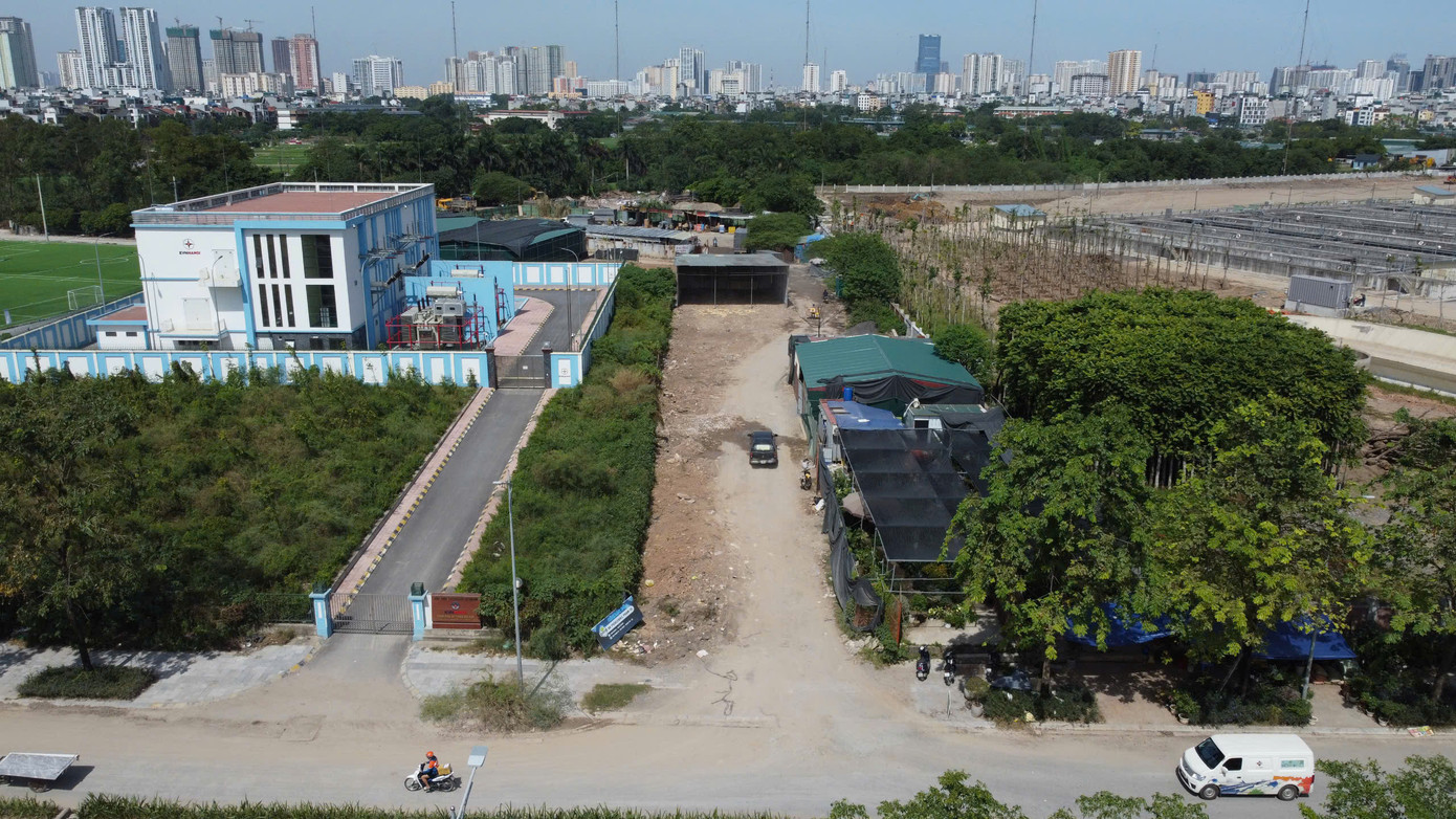 Đối diện, một kho xưởng trên đất nông nghiệp cũng được chuyển đổi thành cụm sân picklball Đối diện, một kho xưởng trên đất nông nghiệp cũng được chuyển đổi thành cụm sân picklball