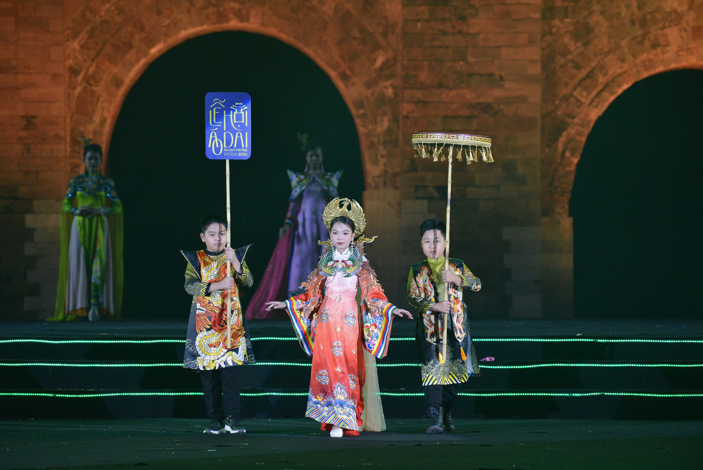 Với quy mô tổ chức, 2 sân khấu, không gian triển lãm ảnh áo dài, gian hàng được thiết kế với không gian thoáng 3 mặt. Lễ hội áo dài du lịch Hà Nội tạo nên không gian độc đáo của những điểm check in, khám phám trải nghiệm hấp dẫn. Đặc biệt, sân khấu chính được dàn dựng công phu, chương trình khai mạc chủ đề “Tinh hoa áo dài” với sân khấu quy mô lớn trong không gian cổ kính của Hoàng Thành Thăng Long đã gây hiệu ứng tốt đẹp và ấn tượng trong lòng người dân, du khách và bạn bè quốc tế.