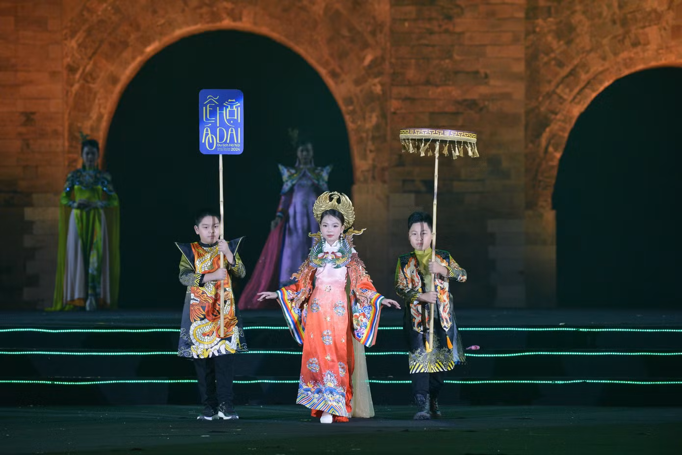 Với quy mô tổ chức, 2 sân khấu, không gian triển lãm ảnh áo dài, gian hàng được thiết kế với không gian thoáng 3 mặt. Lễ hội áo dài du lịch Hà Nội tạo nên không gian độc đáo của những điểm check in, khám phám trải nghiệm hấp dẫn. Đặc biệt, sân khấu chính được dàn dựng công phu, chương trình khai mạc chủ đề “Tinh hoa áo dài” với sân khấu quy mô lớn trong không gian cổ kính của Hoàng Thành Thăng Long đã gây hiệu ứng tốt đẹp và ấn tượng trong lòng người dân, du khách và bạn bè quốc tế. Với quy mô tổ chức, 2 sân khấu, không gian triển lãm ảnh áo dài, gian hàng được thiết kế với không gian thoáng 3 mặt. Lễ hội áo dài du lịch Hà Nội tạo nên không gian độc đáo của những điểm check in, khám phám trải nghiệm hấp dẫn. Đặc biệt, sân khấu chính được dàn dựng công phu, chương trình khai mạc chủ đề “Tinh hoa áo dài” với sân khấu quy mô lớn trong không gian cổ kính của Hoàng Thành Thăng Long đã gây hiệu ứng tốt đẹp và ấn tượng trong lòng người dân, du khách và bạn bè quốc tế.