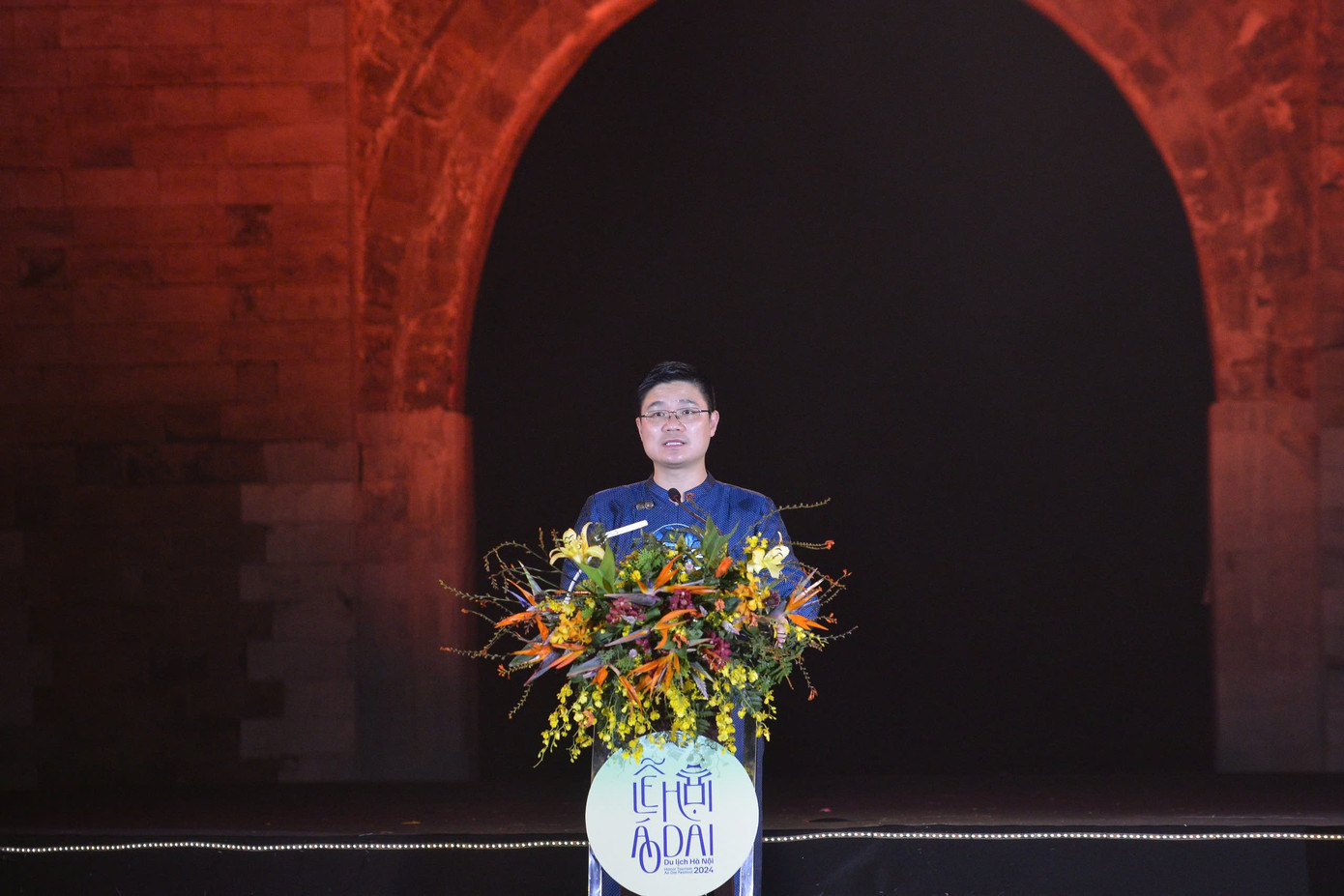 Tối 6/10, tại quảng trường Đoan Môn - Trung tâm bảo tồn di sản Thăng long - Hà Nội đã diễn ra lễ bế mạc Lễ hội áo dài du lịch Hà Nội 2024. Phó Giám đốc Sở Du lịch Hà Nội Nguyễn Hồng Minh cho biết, lễ hội được triển khai từ tháng 8 và các hoạt động trọng tâm được diễn ra trong 3 ngày, từ ngày 4-6/10 tại Trung tâm bảo tồn di sản Thăng Long - Hà Nội.