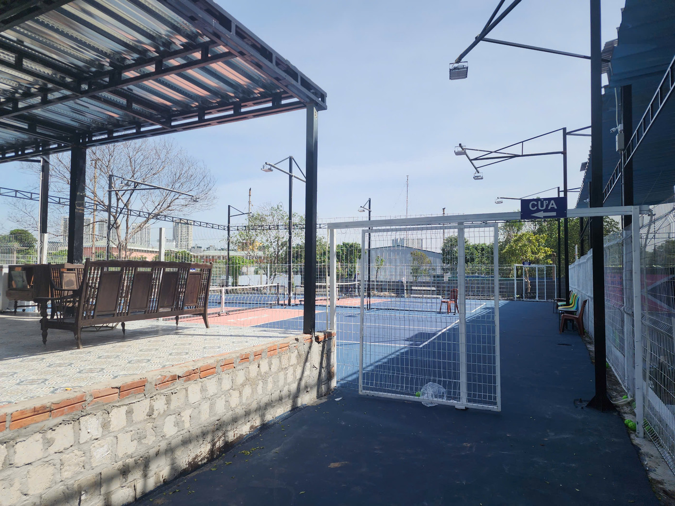 Trong khi đó, đại diện UBND xã Tân Triều cho biết, sân pickleball nói trên xây dựng sai phép trên đất nông nghiệp. Hiện xã đã xử lý và đang đình chỉ hoạt động. Trong khi đó, đại diện UBND xã Tân Triều cho biết, sân pickleball nói trên xây dựng sai phép trên đất nông nghiệp. Hiện xã đã xử lý và đang đình chỉ hoạt động.