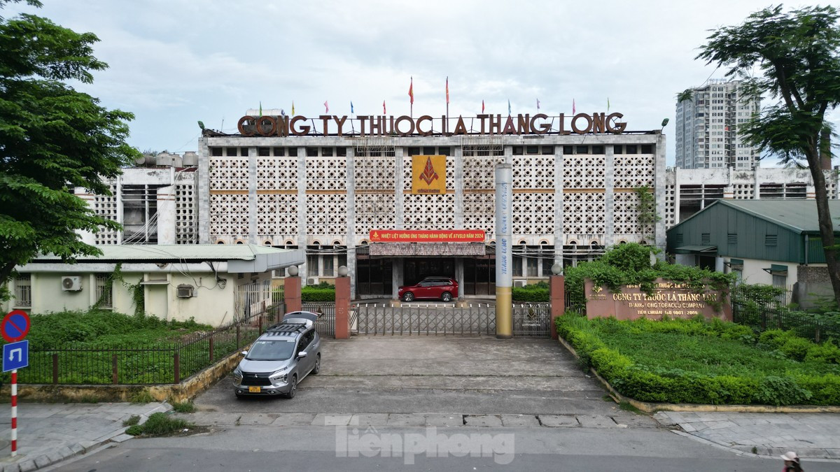 Cụ thể, 3 nhà máy: Cao su Sao Vàng, Thuốc lá Thăng Long, Xà phòng Hà Nội thuộc diện di dời. Sau khi di dời sẽ xây dựng các khu đô thị dự kiến quy mô dân số 46.000 người (đạt 306,7% so với tiêu chuẩn). Ảnh: Đức Nguyễn