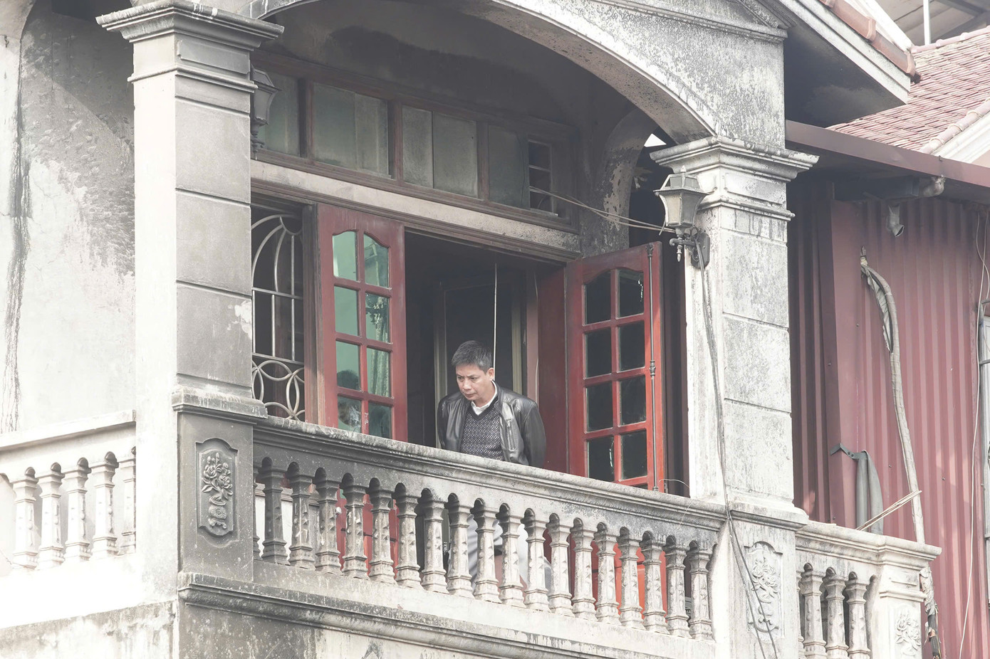 Theo luật sư Nguyễn Hải Lăng, Giám đốc Công ty Luật Hồng Hạnh Vân Canh, đây là vụ án hình sự đặc biệt nghiêm trọng, đối tượng thực hiện hành vi rất tàn nhẫn. Do đó, việc cơ quan điều tra khẩn trương làm rõ nguyên nhân, xác định rõ hành vi của hung thủ để xử lý là rất cần thiết để đảm bảo an ninh trật tự, an toàn xã hội và có tính răn đe cao. Luật sư Lăng cho biết, đối tượng Cao Văn Hùng sẽ bị xử lý về tội Giết người. Đối với tội Giết người, theo quy định tại Khoản 1 Điều 123 Bộ luật Hình sự, khung hình phạt là phạt tù từ 12 đến 20 năm, tù chung thân hoặc tử hình.