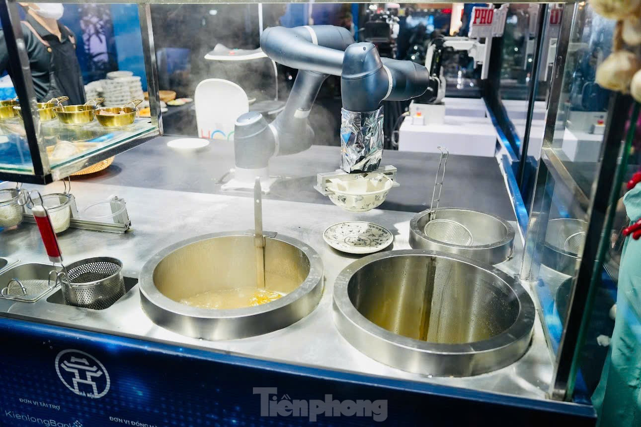 Robot phục vụ phở tại Lễ hội văn hóa ẩm thực Hà Nội năm 2024
