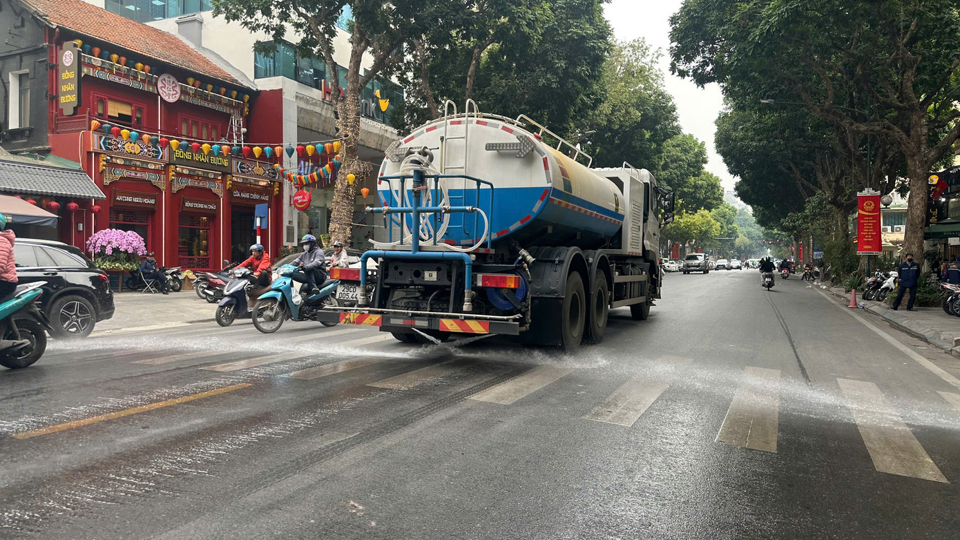 Xe rửa đường được tăng cường xịt đường giảm bụi mịn trên đường phố