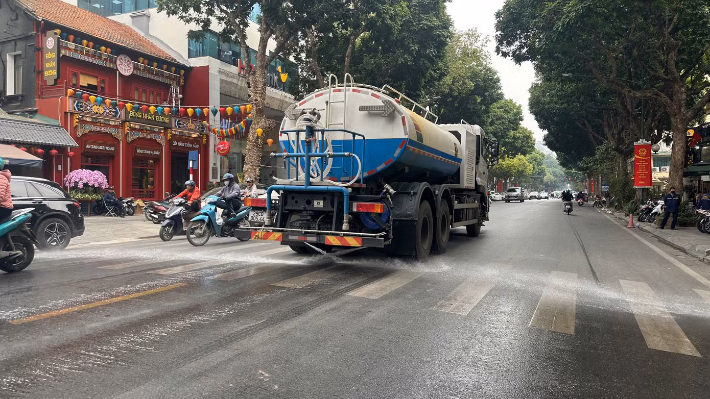 Xe rửa đường được tăng cường xịt đường giảm bụi mịn trên đường phố