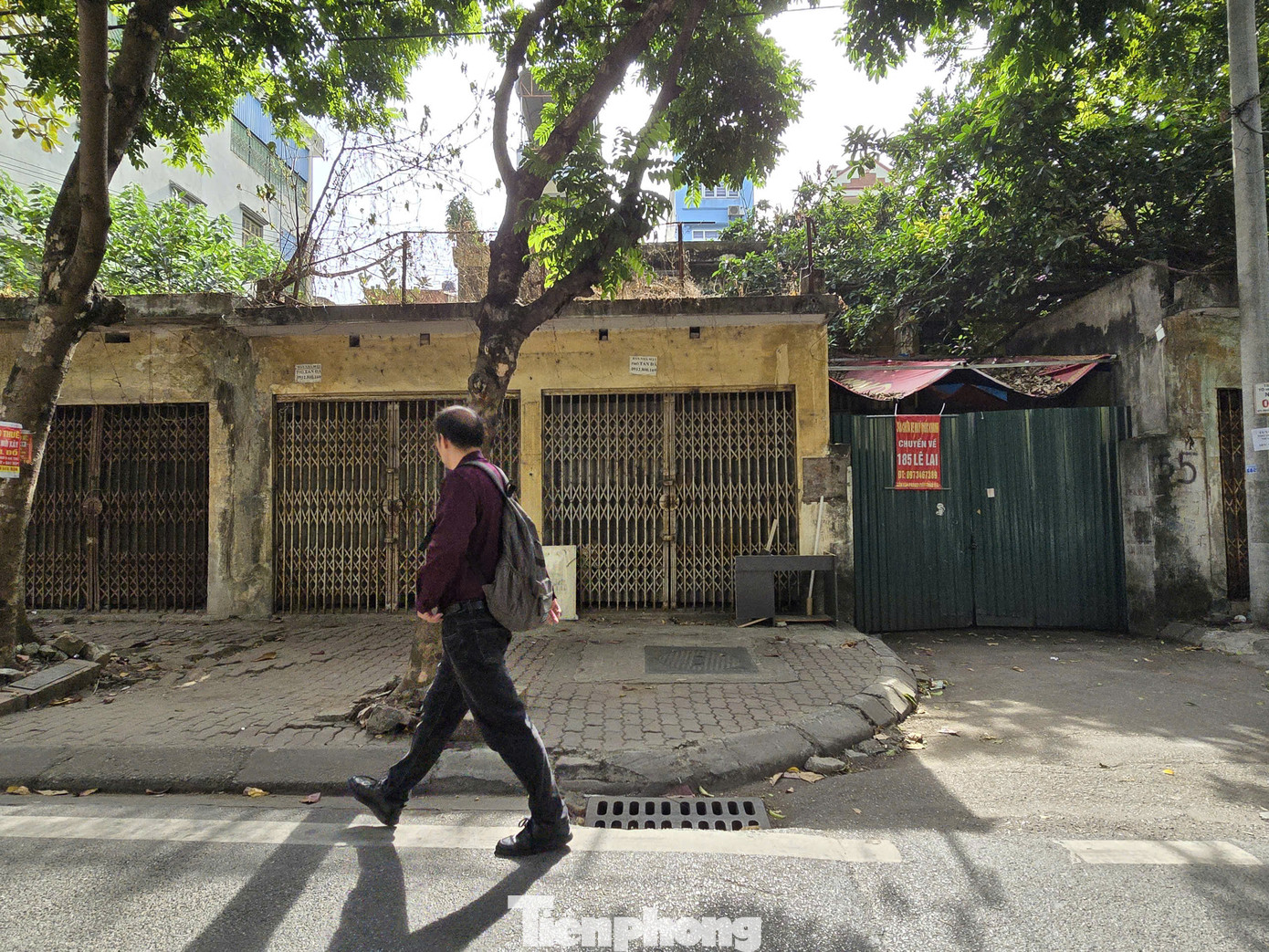 Cách đó không xa, cũng trên phố Tô Hiệu là trụ sở của Cục Thống kê TP Hà Nội cơ sở II cũng đóng cửa, không sử dụng nhiều năm nay. Phía mặt đường gần chục ki-ốt khóa trái cửa.