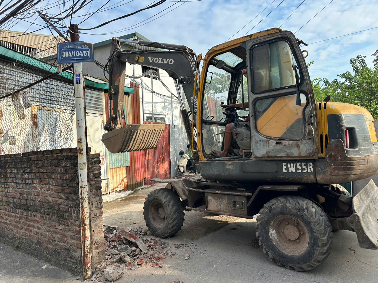 Cổng sắt chắn tổ dân phố số 3, phường Thịnh Liệt - nơi bị tố thu phí 'bảo kê' cũng đã được dỡ bỏ Cổng sắt chắn tổ dân phố số 3, phường Thịnh Liệt - nơi bị tố thu phí 'bảo kê' cũng đã được dỡ bỏ