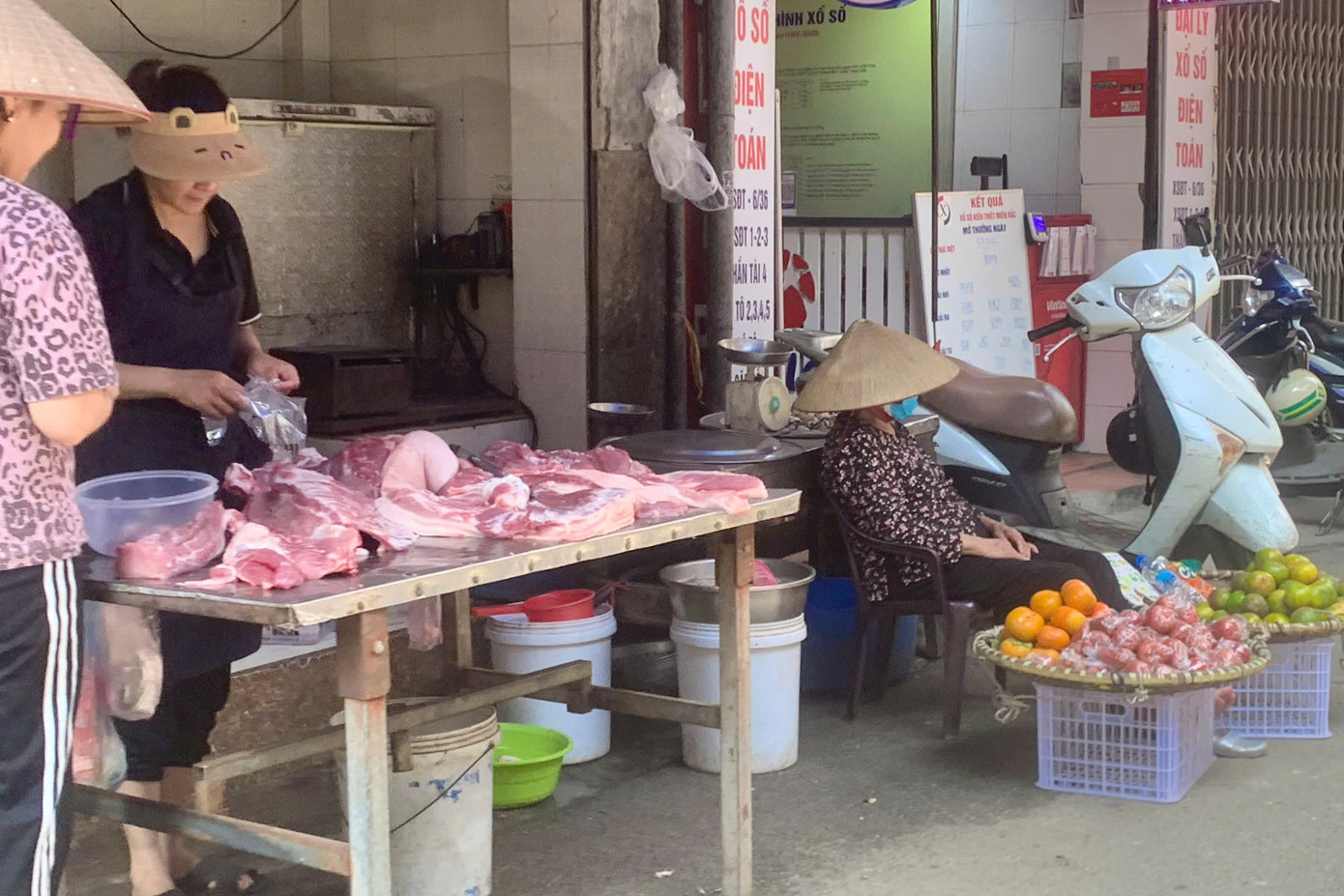 Dự án Xây dựng chợ Khâm Thiên có diện tích đất lập quy hoạch tổng mặt bằng là 792,2m2; diện tích đất xây dựng là 641,74m2 bao gồm: xây dựng mới khối nhà 2 tầng có diện tích 385,1m2; 155,25m2 đất cây xanh, sân vườn, đường nội bộ; 13m2 bố trí trạm biến áp.