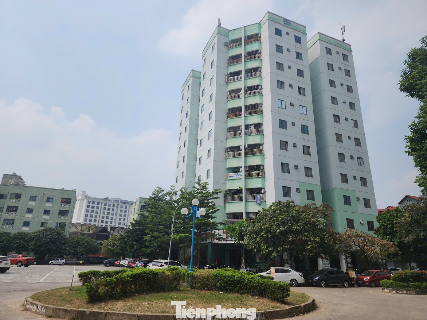 Báo cáo của Sở Xây dựng tỉnh Vĩnh Phúc cho biết, trên địa bàn tỉnh hiện thu hút được 13 dự án nhà ở xã hội, quy mô xây dựng hơn 10.000 căn nhà, tổng diện tích sàn nhà ở hơn 960.000m2. Tuy nhiên đến nay, toàn tỉnh mới có 6/13 dự án nhà ở xã hội được triển khai xây dựng, đưa vào sử dụng, với 2.082 căn.