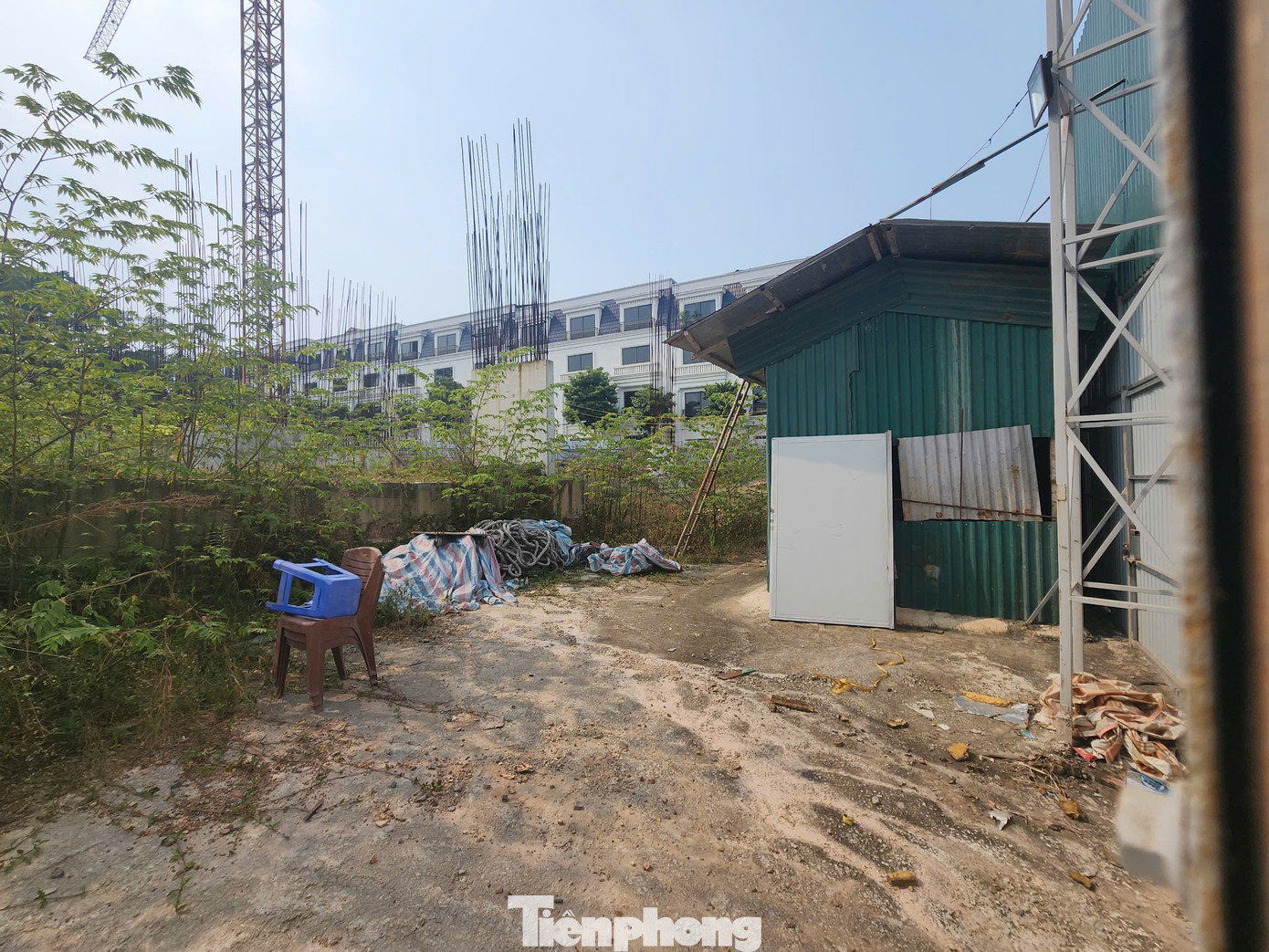 Theo Sở Xây dựng Vĩnh Phúc, đối với Đề án xây dựng ít nhất 1 triệu căn nhà ở xã hội cho đối tượng thu nhập thấp, công nhân khu công nghiệp theo Quyết định số 338 của Thủ tướng Chính phủ thì tỉnh Vĩnh Phúc sẽ phải hoàn thành 8.800 căn hộ trong giai đoạn 2022 - 2025 và 19.500 căn hộ trong giai đoạn 2026 - 2030. "Đây là chỉ tiêu rất cao, rất khó để hoàn thành vì nguồn lực đầu tư cho nhà ở xã hội hoàn toàn phụ thuộc vào các doanh nghiệp. Hơn nữa quy định của pháp luật hiện hành về nhà ở xã hội còn nhiều vướng mắc, nhất là chính sách ưu đãi chủ đầu tư", Sở Xây dựng tỉnh thông tin.