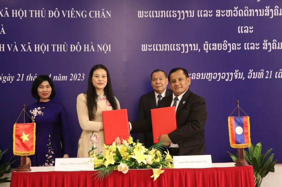 Lễ ký Biên bản ghi nhớ hợp tác giữa Sở Lao động và Phúc lợi xã hội thủ đô Viêng Chăn cho Giám đốc Sở Salaphit Sounvolavong đại diện và Sở Lao động và Thương binh xã hội Hà Nội do Giám đốc Sở Bạch Liên Hương đại diện.