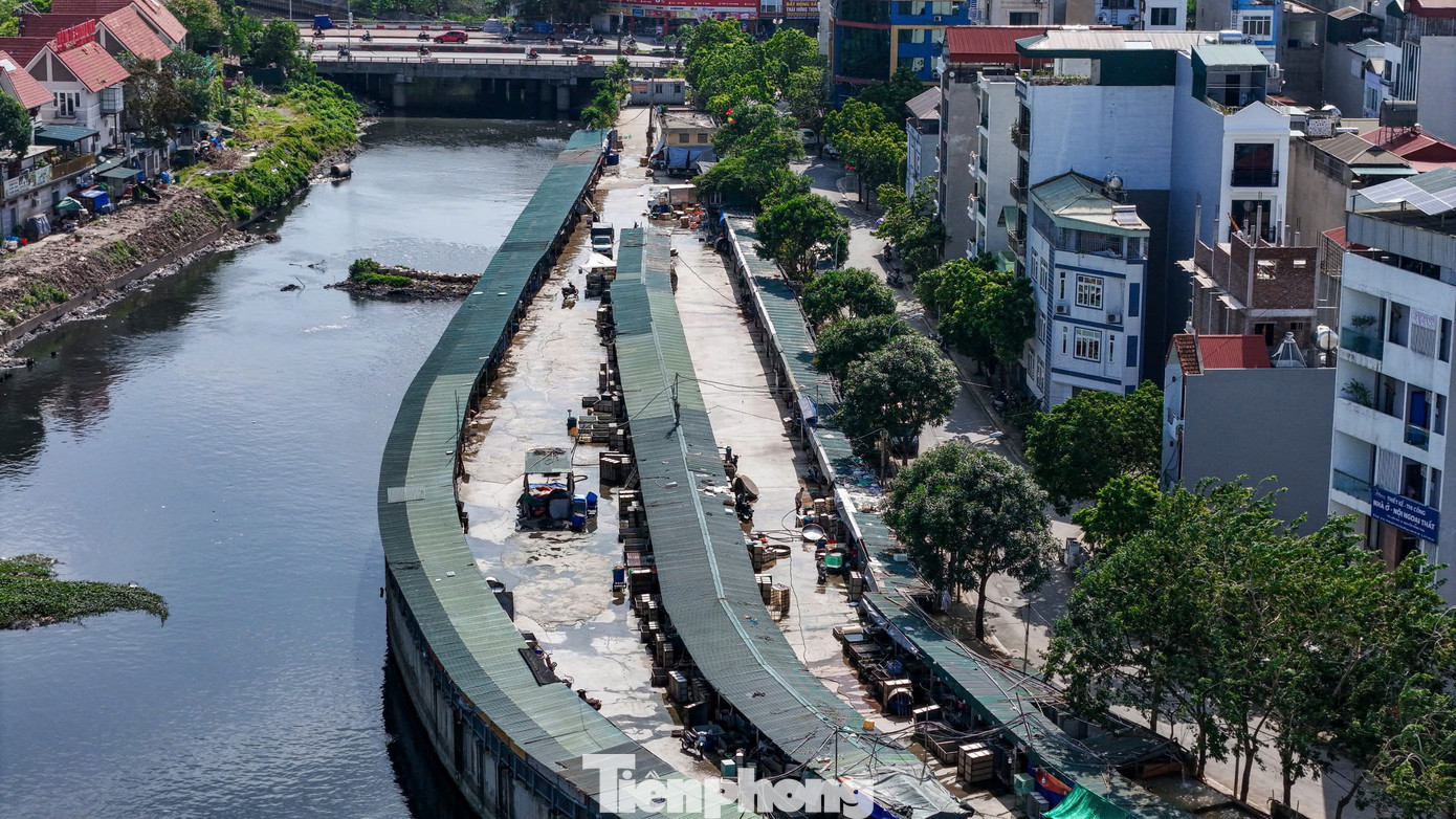 Đáng chú ý, hiện tại nhiều hạng mục của chợ là các công trình cơi nới, lấn chiếm. Toàn bộ chợ đang nằm trên hành lang bảo vệ công trình thủy lợi sông Nhuệ.