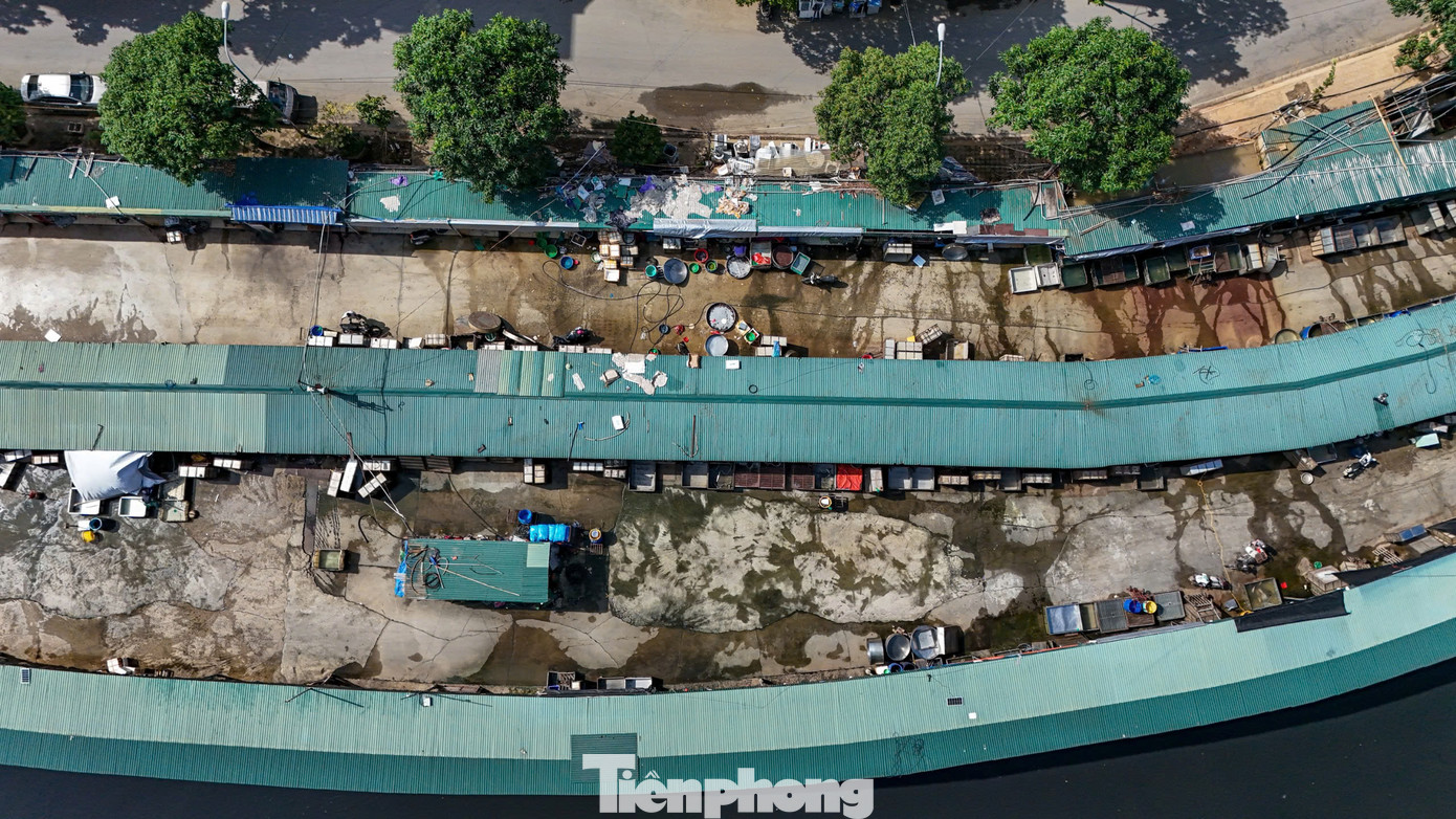 Đại diện Công ty TNHH MTV Đầu tư phát triển thủy lợi Sông Nhuệ thông tin, chợ La Khê đã tồn tại từ rất lâu, khoảng năm 2010. Từ những năm này, công ty đã nhiều lần gửi biên bản ghi nhận cho chính quyền địa phương về những vi phạm xây dựng tại chợ.